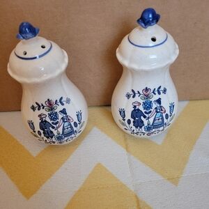 Floral Ceramic Salt and Pepper Shakers. That are Vintage.